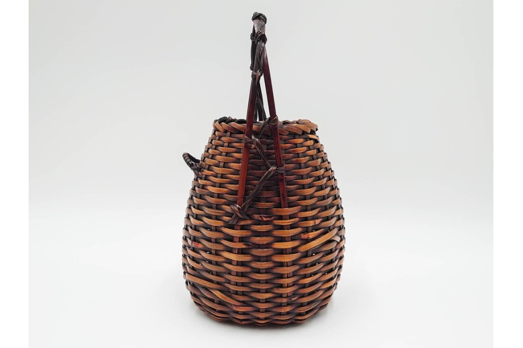 横田峰斎　高さ 約25cm　竹編の端正な佇まいが美しい花籠　竹落し付き　共箱付き　(R-085569)