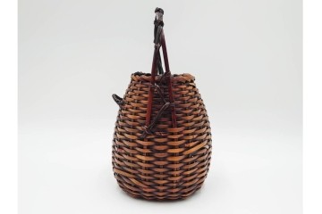 横田峰斎　高さ 約25cm　竹編の端正な佇まいが美しい花籠　竹落し付き　共箱付き　(R-085569)