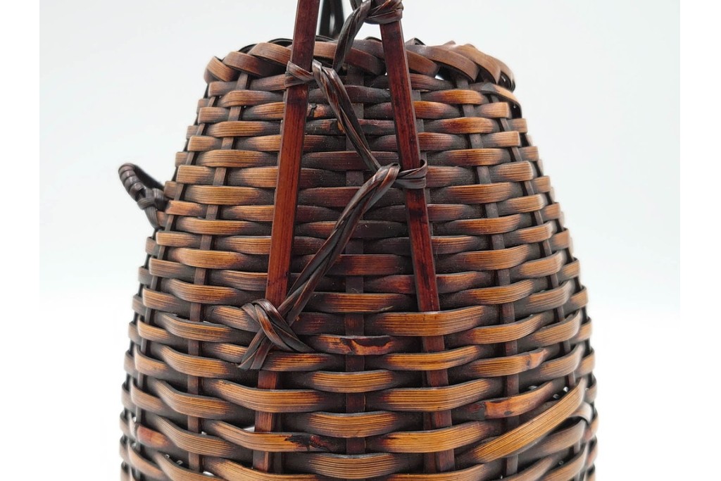 横田峰斎　高さ 約25cm　竹編の端正な佇まいが美しい花籠　竹落し付き　共箱付き　(R-085569)