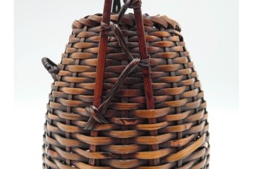 横田峰斎　高さ 約25cm　竹編の端正な佇まいが美しい花籠　竹落し付き　共箱付き　(R-085569)