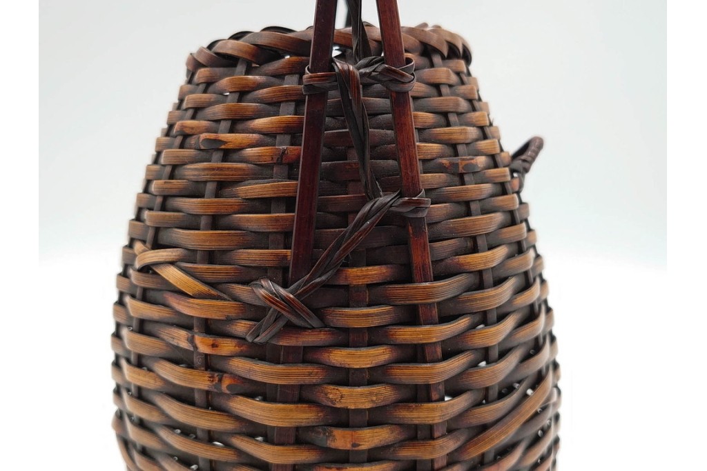 横田峰斎　高さ 約25cm　竹編の端正な佇まいが美しい花籠　竹落し付き　共箱付き　(R-085569)