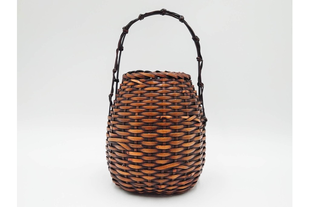 横田峰斎　高さ 約25cm　竹編の端正な佇まいが美しい花籠　竹落し付き　共箱付き　(R-085569)