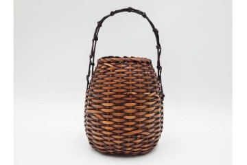 横田峰斎　高さ 約25cm　竹編の端正な佇まいが美しい花籠　竹落し付き　共箱付き　(R-085569)