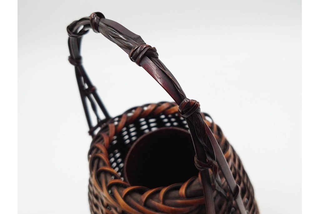 横田峰斎　高さ 約25cm　竹編の端正な佇まいが美しい花籠　竹落し付き　共箱付き　(R-085569)