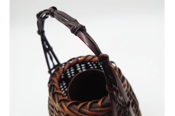 横田峰斎　高さ 約25cm　竹編の端正な佇まいが美しい花籠　竹落し付き　共箱付き　(R-085569)