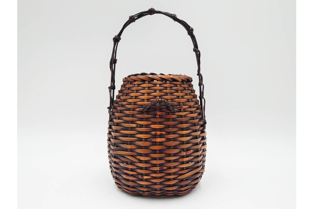 横田峰斎　高さ 約25cm　竹編の端正な佇まいが美しい花籠　竹落し付き　共箱付き　(R-085569)