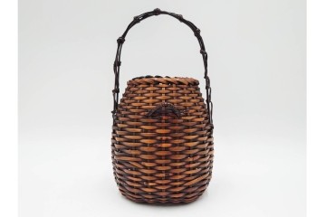 横田峰斎　高さ 約25cm　竹編の端正な佇まいが美しい花籠　竹落し付き　共箱付き　(R-085569)