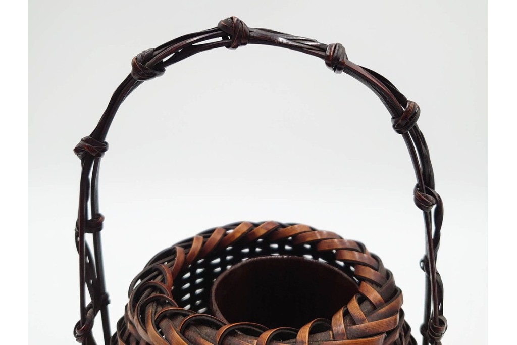 横田峰斎　高さ 約25cm　竹編の端正な佇まいが美しい花籠　竹落し付き　共箱付き　(R-085569)