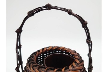 横田峰斎　高さ 約25cm　竹編の端正な佇まいが美しい花籠　竹落し付き　共箱付き　(R-085569)