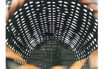 横田峰斎　高さ 約25cm　竹編の端正な佇まいが美しい花籠　竹落し付き　共箱付き　(R-085569)