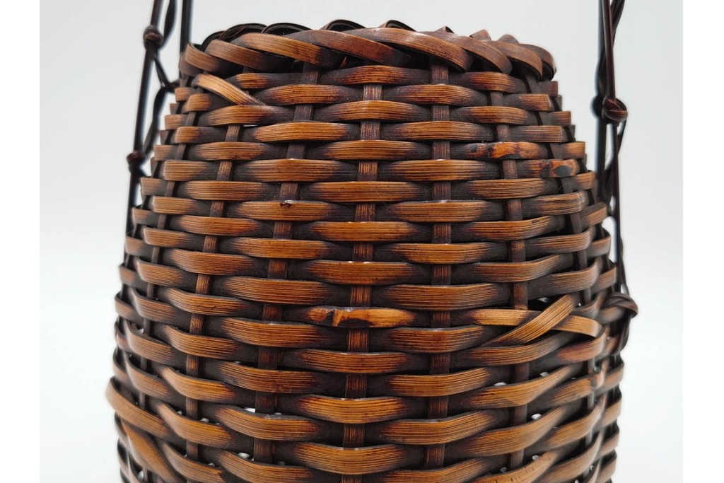 横田峰斎　高さ 約25cm　竹編の端正な佇まいが美しい花籠　竹落し付き　共箱付き　(R-085569)