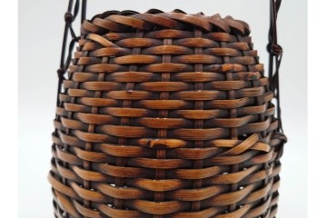 横田峰斎　高さ 約25cm　竹編の端正な佇まいが美しい花籠　竹落し付き　共箱付き　(R-085569)