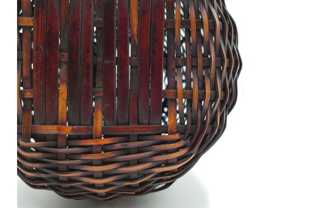 横田峰斎　高さ 約25cm　竹編の端正な佇まいが美しい花籠　竹落し付き　共箱付き　(R-085569)
