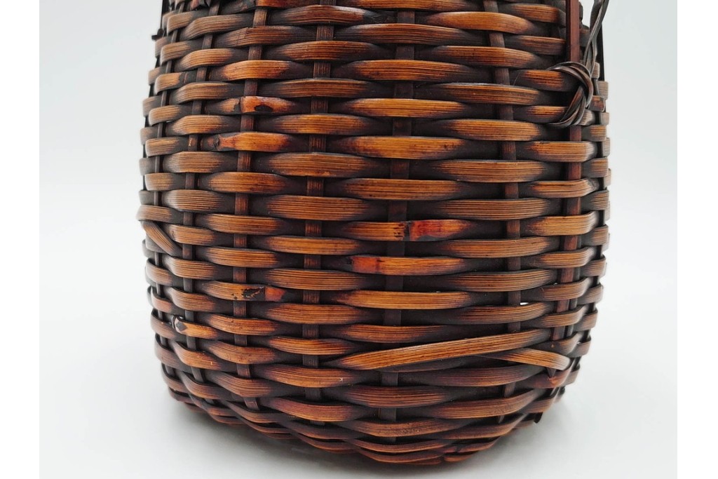 横田峰斎　高さ 約25cm　竹編の端正な佇まいが美しい花籠　竹落し付き　共箱付き　(R-085569)