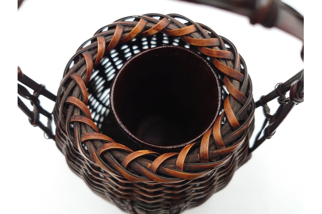 横田峰斎　高さ 約25cm　竹編の端正な佇まいが美しい花籠　竹落し付き　共箱付き　(R-085569)