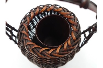 横田峰斎　高さ 約25cm　竹編の端正な佇まいが美しい花籠　竹落し付き　共箱付き　(R-085569)