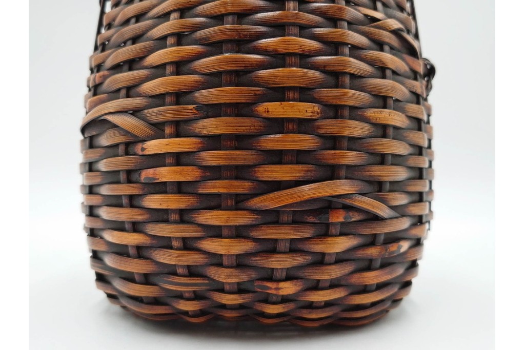 横田峰斎　高さ 約25cm　竹編の端正な佇まいが美しい花籠　竹落し付き　共箱付き　(R-085569)