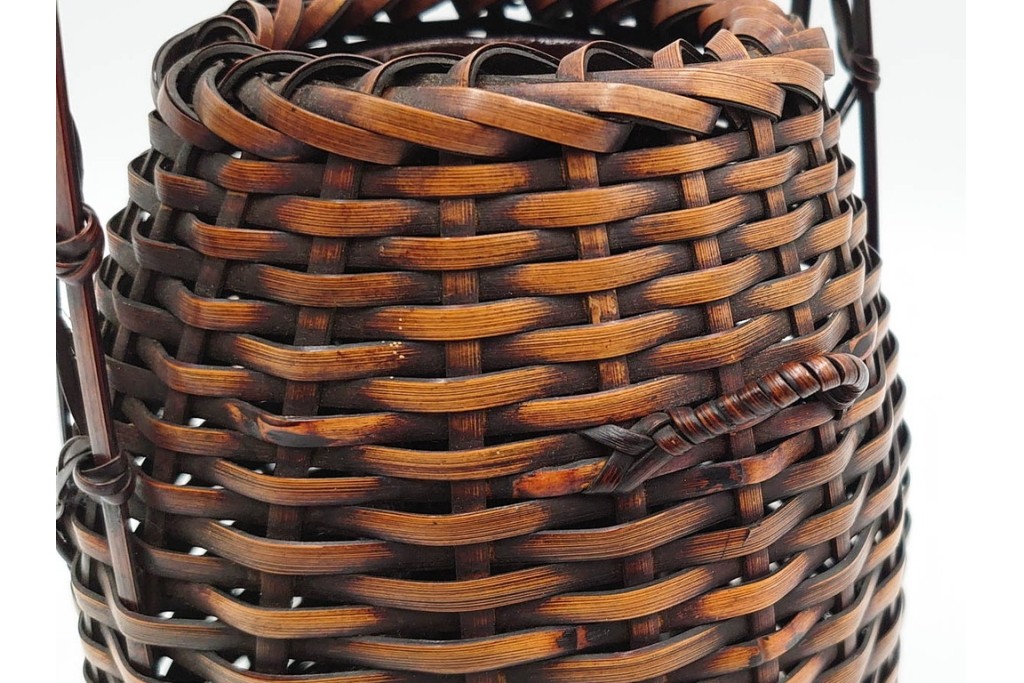 横田峰斎　高さ 約25cm　竹編の端正な佇まいが美しい花籠　竹落し付き　共箱付き　(R-085569)