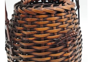 横田峰斎　高さ 約25cm　竹編の端正な佇まいが美しい花籠　竹落し付き　共箱付き　(R-085569)