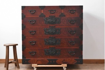 中古　仙台民芸箪笥(仙台箪笥)　重厚な金具装飾と美しい木目が存在感を放つ衣装箪笥　(R-085570)