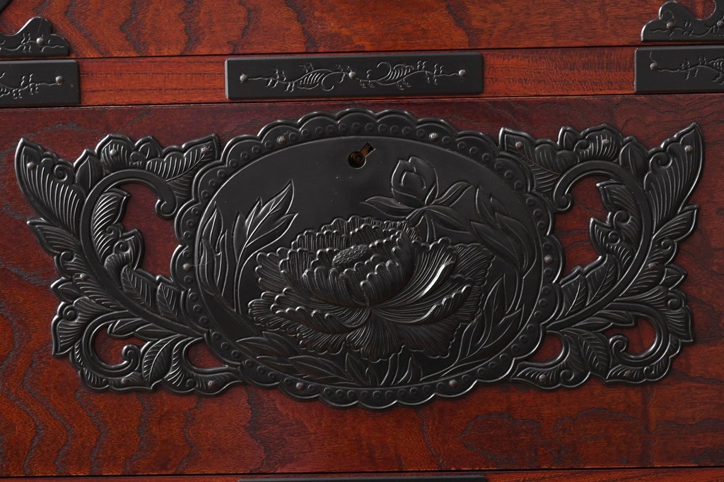中古　仙台民芸箪笥(仙台箪笥)　重厚な金具装飾と美しい木目が存在感を放つ衣装箪笥　(R-085570)