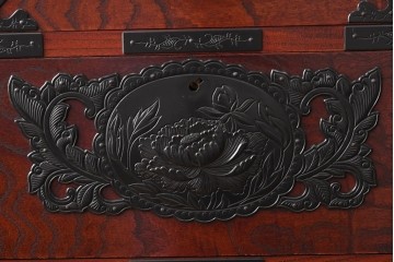 中古　仙台民芸箪笥(仙台箪笥)　重厚な金具装飾と美しい木目が存在感を放つ衣装箪笥　(R-085570)