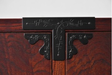 中古　仙台民芸箪笥(仙台箪笥)　重厚な金具装飾と美しい木目が存在感を放つ衣装箪笥　(R-085570)