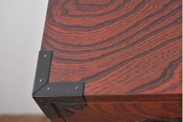 中古　仙台民芸箪笥(仙台箪笥)　重厚な金具装飾と美しい木目が存在感を放つ衣装箪笥　(R-085570)