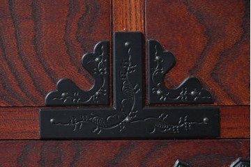 中古　仙台民芸箪笥(仙台箪笥)　重厚な金具装飾と美しい木目が存在感を放つ衣装箪笥　(R-085570)