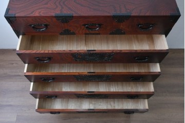 中古　仙台民芸箪笥(仙台箪笥)　重厚な金具装飾と美しい木目が存在感を放つ衣装箪笥　(R-085570)