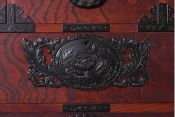 中古　仙台民芸箪笥(仙台箪笥)　重厚な金具装飾と美しい木目が存在感を放つ衣装箪笥　(R-085570)