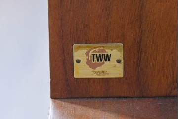 中古　美品　高山ウッドワークス　ウォールナット材　寄木調の意匠が美しいリビングボード　定価約50万円相当　(R-085571)