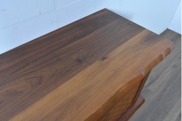 中古　美品　高山ウッドワークス　ウォールナット材　寄木調の意匠が美しいリビングボード　定価約50万円相当　(R-085571)