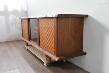 中古　美品　高山ウッドワークス　ウォールナット材　寄木調の意匠が美しいリビングボード　定価約50万円相当　(R-085571)