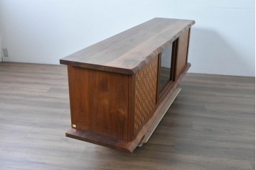 中古　美品　高山ウッドワークス　ウォールナット材　寄木調の意匠が美しいリビングボード　定価約50万円相当　(R-085571)