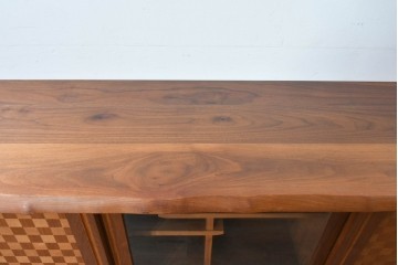 中古　美品　高山ウッドワークス　ウォールナット材　寄木調の意匠が美しいリビングボード　定価約50万円相当　(R-085571)