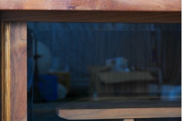 中古　美品　高山ウッドワークス　ウォールナット材　寄木調の意匠が美しいリビングボード　定価約50万円相当　(R-085571)