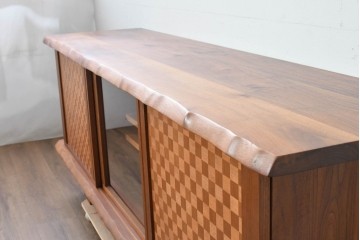 中古　美品　高山ウッドワークス　ウォールナット材　寄木調の意匠が美しいリビングボード　定価約50万円相当　(R-085571)