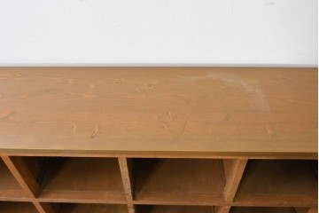 和製ヴィンテージ　落ち着いた木味とたっぷりの収納力が魅力の脚付きマス目棚　(R-085572)