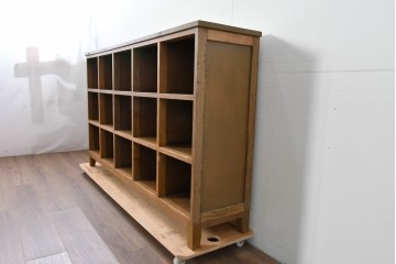 和製ヴィンテージ　落ち着いた木味とたっぷりの収納力が魅力の脚付きマス目棚　(R-085572)