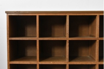 和製ヴィンテージ　落ち着いた木味とたっぷりの収納力が魅力の脚付きマス目棚　(R-085572)