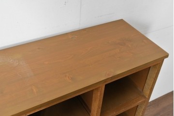 和製ヴィンテージ　落ち着いた木味とたっぷりの収納力が魅力の脚付きマス目棚　(R-085572)