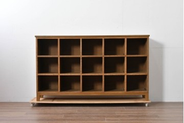 和製ヴィンテージ　落ち着いた木味とたっぷりの収納力が魅力の脚付きマス目棚　(R-085572)