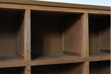 和製ヴィンテージ　落ち着いた木味とたっぷりの収納力が魅力の脚付きマス目棚　(R-085572)