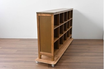 和製ヴィンテージ　落ち着いた木味とたっぷりの収納力が魅力の脚付きマス目棚　(R-085572)