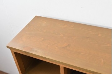 和製ヴィンテージ　落ち着いた木味とたっぷりの収納力が魅力の脚付きマス目棚　(R-085572)