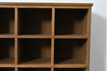 和製ヴィンテージ　落ち着いた木味とたっぷりの収納力が魅力の脚付きマス目棚　(R-085572)