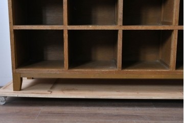 和製ヴィンテージ　落ち着いた木味とたっぷりの収納力が魅力の脚付きマス目棚　(R-085572)