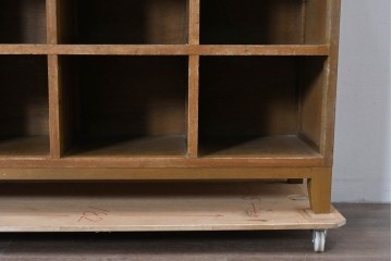 和製ヴィンテージ　落ち着いた木味とたっぷりの収納力が魅力の脚付きマス目棚　(R-085572)