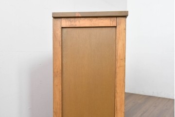 和製ヴィンテージ　落ち着いた木味とたっぷりの収納力が魅力の脚付きマス目棚　(R-085572)